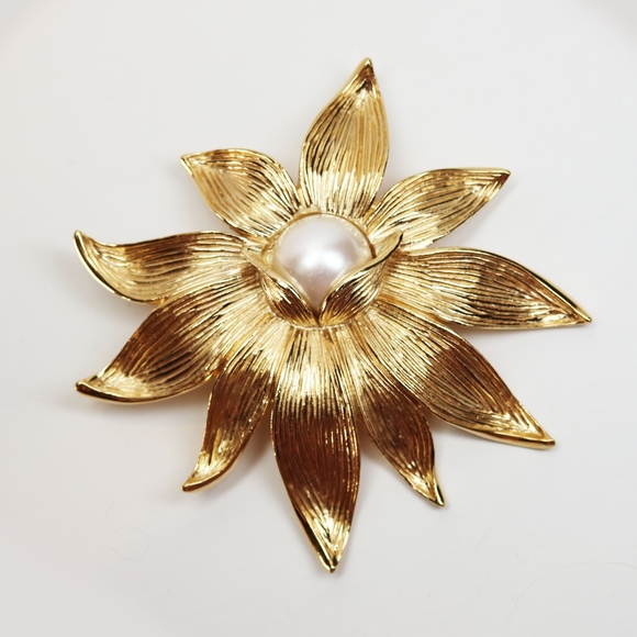 SOLD 🛒 🛍 GIVENCHY FAUX PEARL GOLD FLORAL BROOCH - Picture 6 of 8